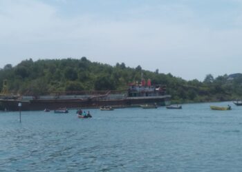 Kapal Motor (KM) Gunung Mas 88 dikabarkan menabrak terumbu karang di sekitar Jembatan 3 Barelang, Kecamatan Bulang, Kota Batam, Kepulauan Riau, Senin, 1 Maret 2021. (Foto: Tangkapan gambar warga)