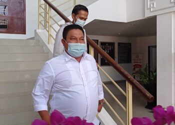 Kepala Dinas Perhubungan (Kadishub) Batam usai menjalani pemeriksaan di Kejari Batam terkait dugaan kasus pungli dan korupsi. (Foto: Fathur Rohim)