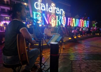 Dani bernyanyi di Dataran Engku Hamidah, Batam Center, Kota Batam, Kepulauan Riau. (Foto: Muhammad Ishlahuddin)