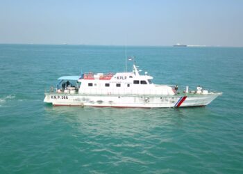 Kapal yang melakukan evakuasi MV Shahraz di perairan Pulau Berhenti, Belakang Padang, Batam. (Foto: Muhammad Ishlahuddin)