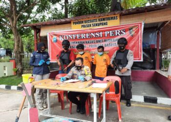 Dua pelaku pembakaran hutan diamankan polisi. (Foto: Muhammad Ishlahuddin)