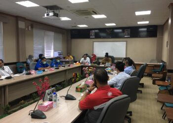 Sejumlah perwakilan perusahaan di Kawasan Industri Kabil, Batam, keluhkan sempitnya jalan dan minimnya lampu pada RDPU di Kantor DPRD Kota Batam, Kamis, 4 Maret 2021. (Foto: Fathur Rohim)