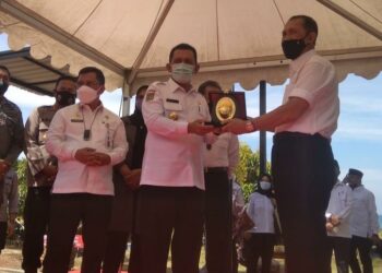 Gubernur Kepri, Ansar Ahmad, memberikan plakat tanda diresmikannya pengelolaan jasa labuh jangkar kapal di perairan Pulau Galang, Batam, kepada Direktur PT Bias Delta Pratama, Captain Ahmad Jauhari. (Foto: Fathur Rohim)