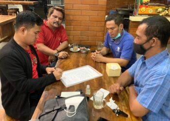 Ketua LSM PLHK, Suardi (baju merah); wakil KM Gunung Mas 88, Riki Firmasnyah; dan wakil nelayan saat bersepakat damai. (Foto: Arsip Narasumber)