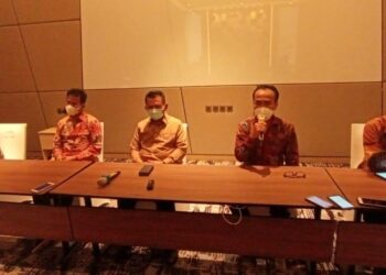 (Dari kiri ke kanan) Deputi Bidang Koordinasi Pengembangan Wilayah dan Tata Ruang Kemenko Perekonomian RI, Wahyu Utomo; Kepala BP Batam, Muhammad Rudi; Gubernur Provinsi Kepulauan Riau, Ansar Ahmad; Sekretaris Kemenko Perekonomian RI, Susiwijino Moegiarso; Staf Ahli Bidang Regulasi Kemenko Perekonomian RI, Elen Setiadi. (Foto: Humas BP Batam)