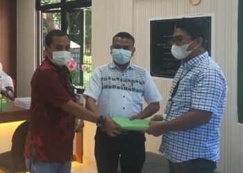 Beberapa kontraktor menyerahkan bukti dugaan persekongkolan AMP dan kroninya di Kejasaan Negeri Batam. (Foto: Arsip narasumber)