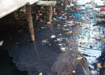 Perairan Pulau Labu Kelurahan Batu Lengong, Kecamatan Bulang, Batam, Kepulauan Riau tercemar tumpahan minyak yang berasal dari Kapal ARK Prestige yang bersandar di dek milik PT Marcopolo Shipyard, Dapur 12, Sagulung. (Foto: Ahmad, Perwakilan warga Pulau Labu)