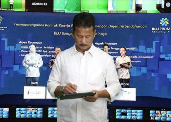 Kepala Badan Pengusahaan (BP) Batam, Muhammad Rudi, menandatangani kontrak kinerja pemimpin Badan Layanan Usaha (BLU). (Foto: Humas BP Batam)