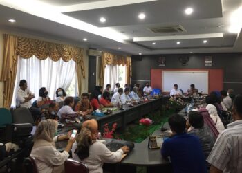 Rapat dengar pendapat umum (RDPU) puluhan nasabah korban Asuransi Jiwa Bersama (AJB) Bumiputera 1912 di DPRD Kota Batam, Kepulauan Riau. (Foto: Fathur Rohim)