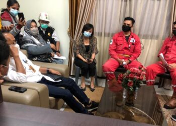 Bukti dan Anggota Komisi IV DPRD Kota Batam saat mendatangi PT ASL, Tanjung Uncang, Batu Aji, Kota Batam. (Foto: Muhamad Ishlahuddin)