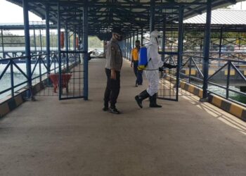 Polsek Kawasan Khusus Pelabuhan (KKP) Kota Batam melakukan penyemprotan disinfektan pada Sabtu, 13 Maret 2021. (Foto: Muhamad Ishlahuddin)