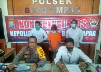 Polsek Batu Ampar menggelar konferensi pers yang mengungkap kasus tindak pidana curanmor, Senin 8 Maret 2021. (Foto: Arsip Polsek Batu Ampar)