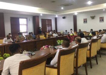 Rapat dengar pendapat (RDP) dalam kisruh pembangunan tower Saluran Udara Tegangan Tinggi (SUTT) Nongsa milik bright PLN Batam yang ditolak sejumlah warga di ruang rapat Komisi III DPRD Batam, Senin, 8 Maret 2021. (Foto: Fathur Rohim)