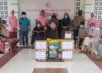 Ketua Yayasan Kemala Bhayangkari Cabang Kota Batam Ny. Daisy Yos Guntur saat pemberian tali asih ke sejumlah Panti Jompo dan Panti Asuhan di Batam, Sabtu (20/3/2021). (Photo: dok/polresta)