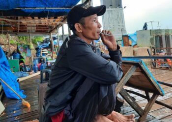 Ipen, fotografer lepas di Jembatan 1 Tengku Fisabilillah Barelang. (Foto: Muhamad Ishlahuddin)