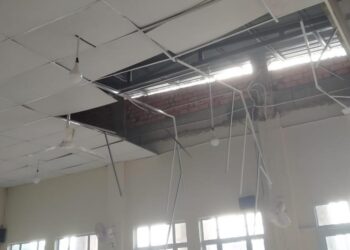 Plafon masjid ambruk terkena angin puting beliung. (Foto: Teh Risna)