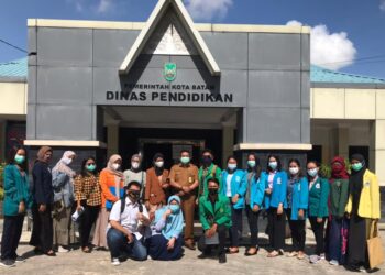 Para mahsiswa program Kampus Mengajar melakukan foto bersama Kabid PTK Dinas Pendidikan Kota Batam, M. Djufri. (Foto: Arsip M. Djufri)