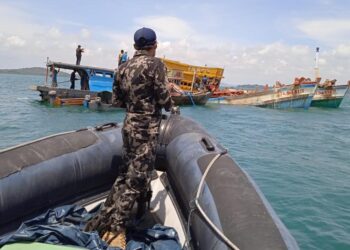 Kapal pencuri ikan ditenggelamkan KKP dan Kejaksaan Agung RI di perairan Air Raja, Galang, Batam. (Foto: Muhamad Ishlahuddin)