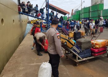 Personel KKP memeriksa identitas dan barang bawaan penumpang KM Kelud. (Foto: Muhamad Ishlahuddin)