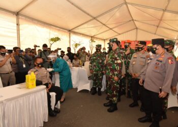 Kegiatan vaksinasi yang dilaksanakan di Gedung Lancang Kuning Polda Kepri, Jumat, 5 Maret 2021. (Foto: Humas Polri)