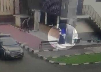 Tangkapan layar rekaman CCTV menunjukkan sesosok menyerupai perempuan yang diduga teroris memasuki kompleks Mabes Polri di Jakarta, Rabu, 31 Maret 2021. Sosok tersebut terlihat mengenakan pakaian terusan hitam dengan kerudung biru. (Foto: Tempo.co)