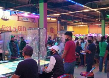 Petugas gabungan melakukan patroli pengawasan dan penegakan perizinan ke sembilan gelanggang permainan di Kota Batam, Kepulauan Riau, Kamis, 1 April 2021. (Foto: Bintang Hasibuan)