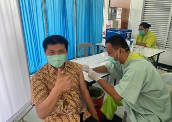 Pegawai BPJS Kesehatan Kota Batam, Kepulauan Riau, disuntik vaksin Covid-19. (Foto: Humas BPJS Kesehatan Batam)