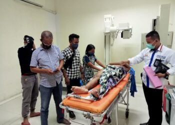 Keluarga Siprianus Apiatus Bin Philipus saat berada di RSUD Embung Fatimah. (Foto: Arsip Narasumber)