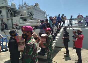 TNI AL kerahkan kapal bantu korban bencana di NTT. (Foto: Istimewa)