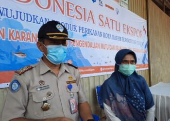 Kepala SKIPM Batam, Anak Agung Gde Eka Susila (kiri) dan Kepala Dinas Perikanan Kota Batam, Husaini (kanan), saat acara launching Indonesia Satu Ekspor di  Pulau Nipah, Jembatan II, Setokok, Batam. (Foto: Muhamad Ishlahuddin)