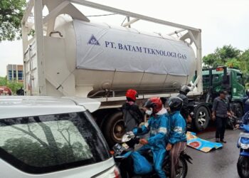 Truk melindas pengendara sepeda motor di sekitar jalan arah Temiang, menuju lampu merah Aviari, Sabtu, 17 April 2021. (Foto: Natalis untuk HMSTimes)