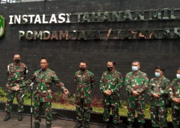 Kasad Jenderal TNI Andika Perkasa sampaikan keterangan pers usai peresmian instalasi rumah tahanan di Pomdam Jaya, Selasa, 20 April 2021. (Foto: Istimewa)