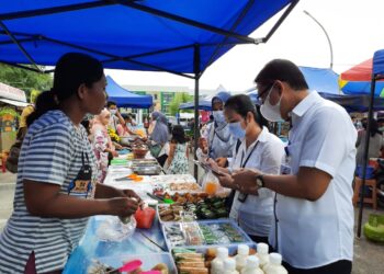 BPOM Batam melakukan kegiatan pengawasan di pasar takjil Mega Legenda, Batam Kota, Kota Batam, pada Selasa, 20 April 2021. (Foto: Muhamad Ishlahuddin)