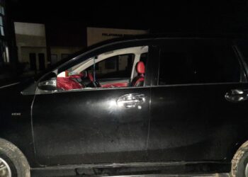 Mobil anggota Satpol PP yang kacanya dipecahkan orang tak dikenal. (Foto: Muhammad Ishlahuddin)