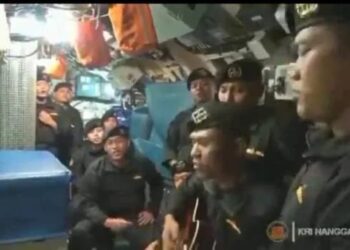 Para awak KRI Nanggala 402 saat nyanyi bersama lagu "Sampai Jumpa". (Foto: Erix Soekamti)