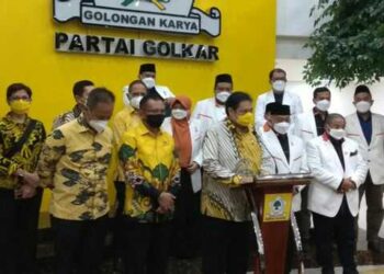 Ketua Umum Partai Golkar, Airlangga Hartarto, dan Presiden PKS, Ahmad Syaikhu, memberikan keterangan pers di Jakarta, Kamis, 29 April 2021. (Foto: Istimewa)