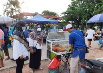 Kepala Puskesmas Tiban Baru, Anna Hasina, mengingatkan penjual untuk menggunakan masker saat berjualan di pasar kaget, Kelurahan Tiban Lama. (Foto: Muhamad Ishlahuddin)