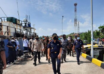 Sekjen KKP, Antam Novambar, meninjau kapal yang diamankan PSDKP Batam di dermaga PSDKP Batam pada Senin, 5 Maret 2021. (Foto: Muhamad Ishlahuddin)