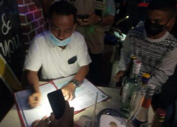 Satpol PP melakukan pengawasan di beberapa gelper dan kafe. (Foto: Muhamad Ishlahuddin)
