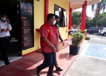 Rustam Efendi saat dipindahkan dari rumah tahanan Polsek Batam Kota (Foto: Muhamad Ishlahuddin)