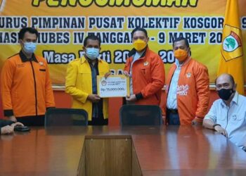 Ketua Umum PPK KOSGORO 1957, Dave Akbarshah Fikarno Laksono (jaket oranye), disaksikan Ketua Majelis Pertimbangan, Agung Laksono (kiri) dan para fungsionaris organisasi tingkat pusat, menyerahkan bantuan untuk korban bencana badai Seroja di NTT yang diterima Ketua DPD I Partai Golkar NTT, Emanuel Melkiades Laka Lena, di kantor PPK KOSGORO, Jakarta, Selasa, 27 April 2021. (Foto: GWA/PMB)