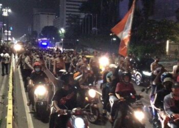 Personel Brimob Polri bersenjata lengkap dikerahkan untuk membubarkan massa pendukung klub sepak bola Persija Jakarta di kawasan Bundaran HI, Jakarta Pusat. (Foto: Kompas)