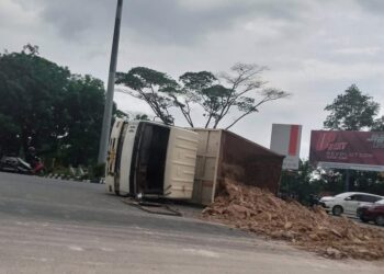 Truk pengangkut tanah terguling di Simpang lampu merah Tembesi, Sagulung, Batam, Sabtu, 3 April 2021. (Foto: Muhamad Ishlahuddin)