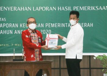 Wali Kota Batam, Muhammad Rudi, menerima penghargaan WTP di Gedung BPK RI Perwakilan Kepri, Jumat, 7 Mei 2021. (Foto: Mediacenter)