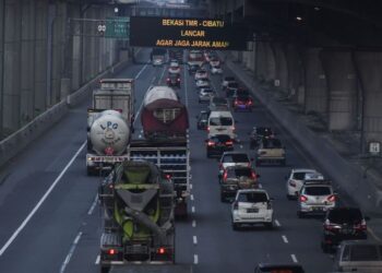 Sejumlah kendaraan melintasi tol Jakarta-Cikampek di Bekasi, Jawa Barat, Jumat, 02 April 2021. Foto: (Antara Foto/Fakhri Hermansyah)