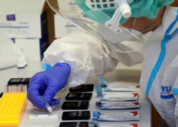 Ilustrasi Rapid Test Antigen/Swab Test Antigen. (Foto: REUTERS/David W Cerny)