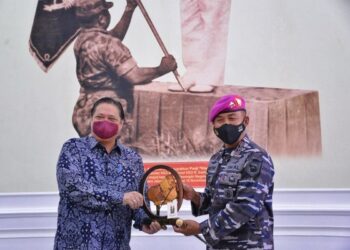 Menko Perekonomian, Airlangga Hartarto, di Markas Korps Marinir TNI AL, Jumat, 7 Mei 2021, disambut langsung Komandan Korps Marinir, Mayjen TNI Suhartono (kanan). (Foto: Dok Golkar)