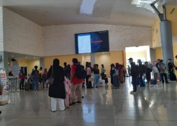 Antrean di Pelabuhan Domestik Sekupang, Batam. (Foto: Muhamad Ishlahuddin)
