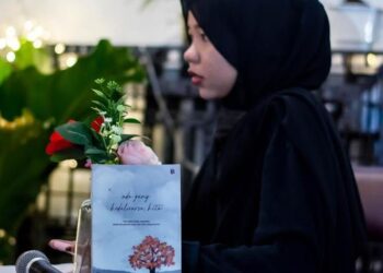 Dwialfah, penulis buku berjudul 'Ada yang Kadaluarsa, Kita'. (Foto: Arsip narasumber)