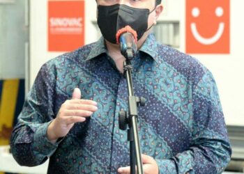 Menteri Badan Usaha Milik Negara (BUMN), Erick Thohir memberikan keterangan pers tentang kedatangan delapan juta dosis Vaksin Sinovac di Bandara Internasional Soekarno-Hatta, Tangerang, Senin, 31 Mei 2021.